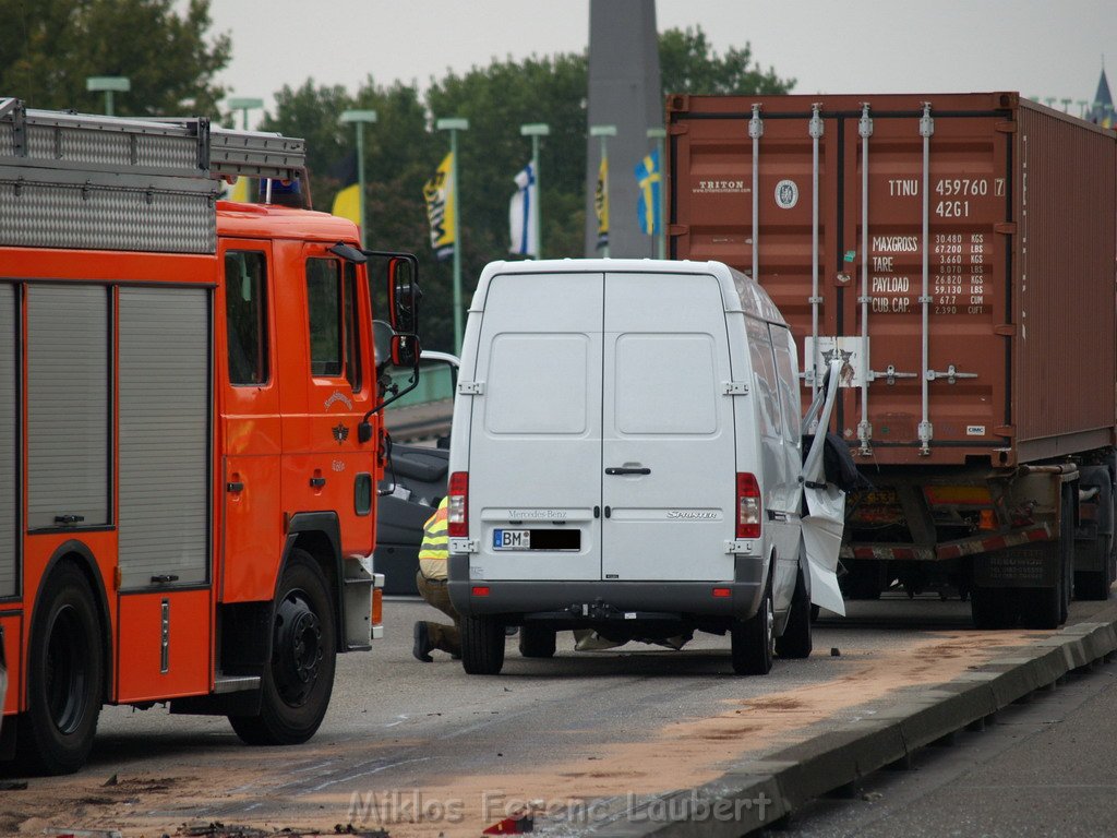 VU Transporter Lkw Zoobruecke Rich Koeln    P30.JPG